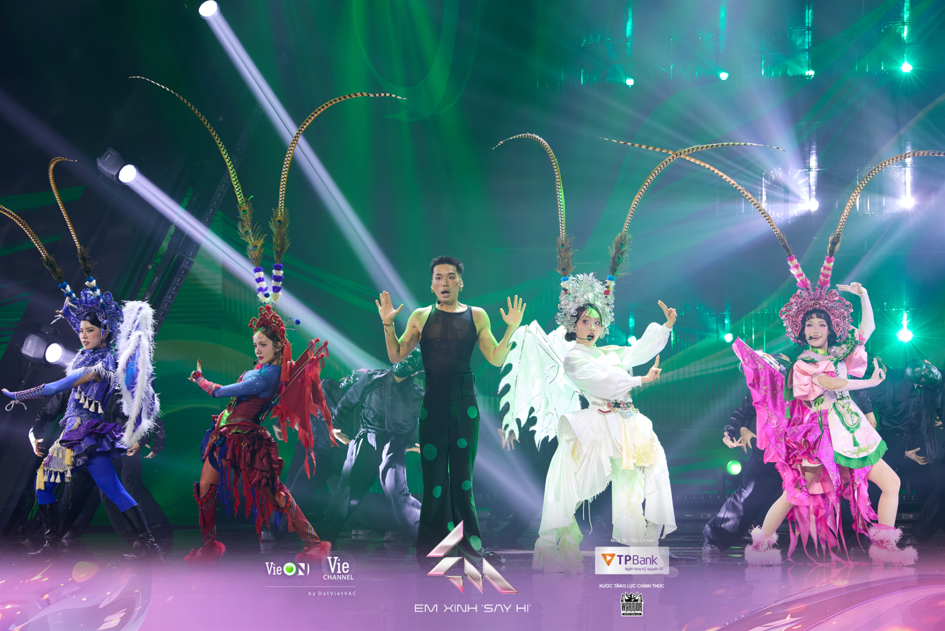 loat-chi-tiet-thu-vi-trong-trang-phuc-cua-em-xinh-tai-livestage-2-6