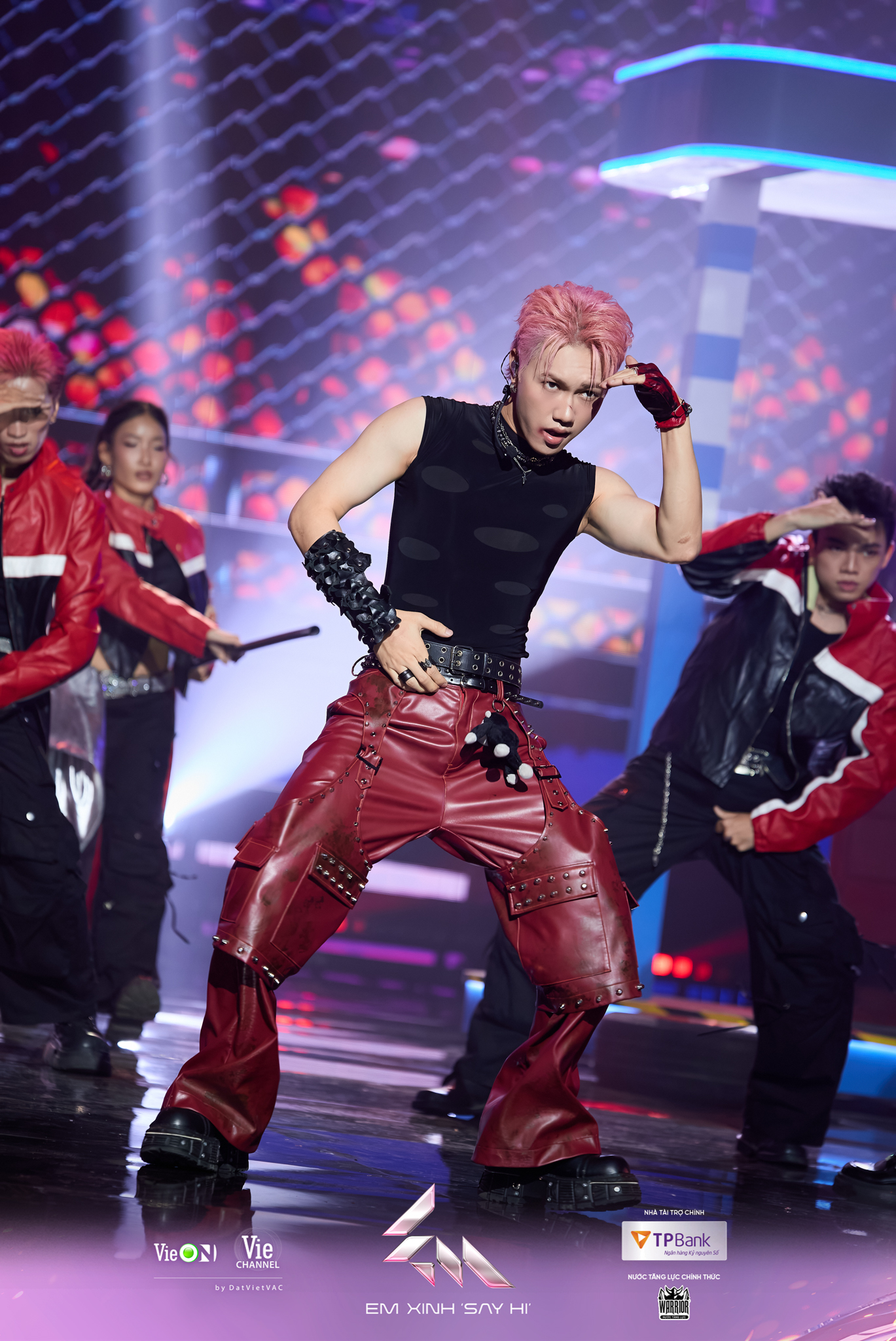 loat-chi-tiet-thu-vi-trong-trang-phuc-cua-em-xinh-tai-livestage-2-7