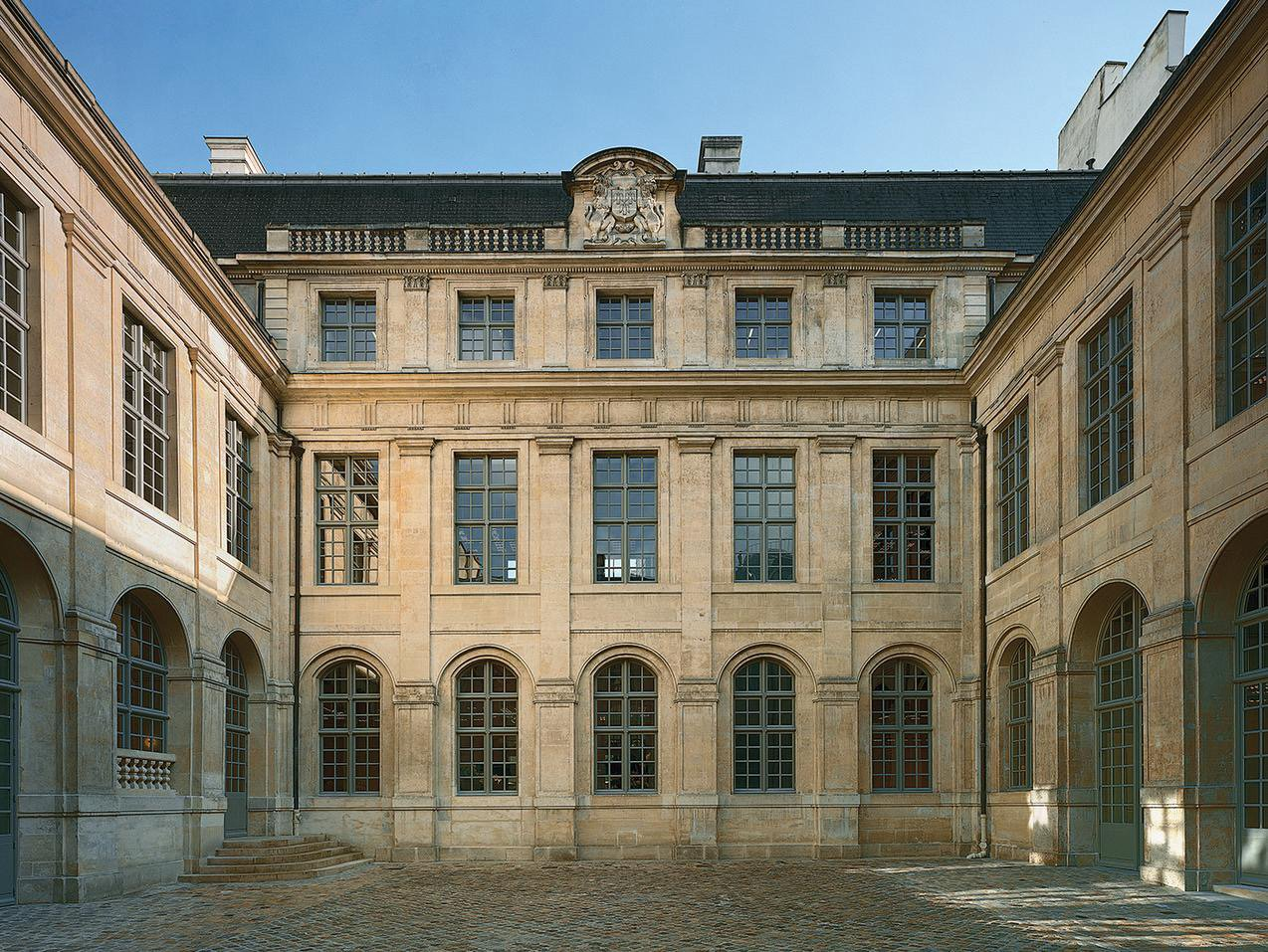 man-chao-san-cua-giam-doc-sang-tao-celine-voi-bst-celine-printemps-2026-17