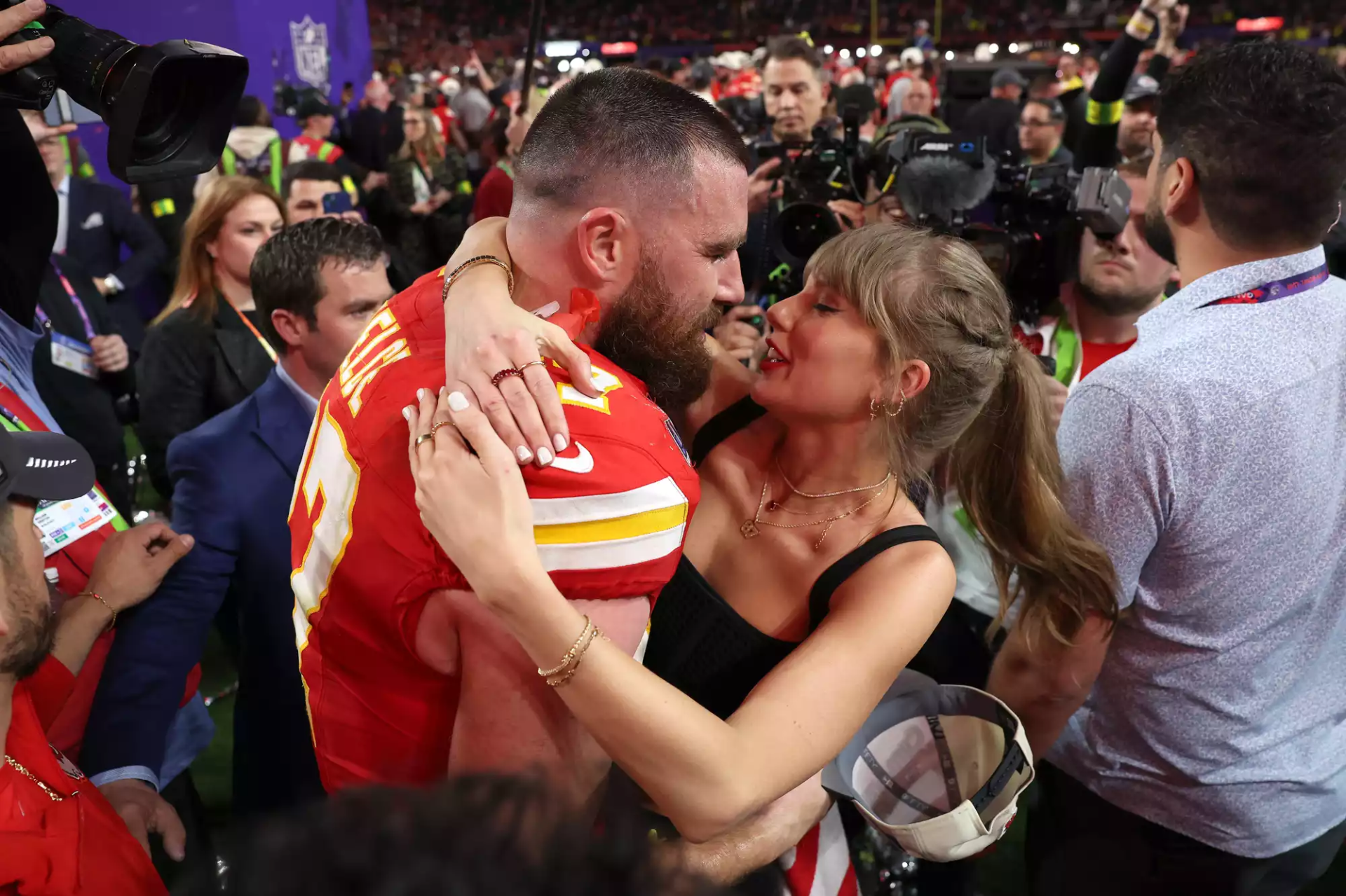 nang-tho-nhac-pop-taylor-swift-tim-thay-ben-do-ben-chang-trai-travis-kelce-2