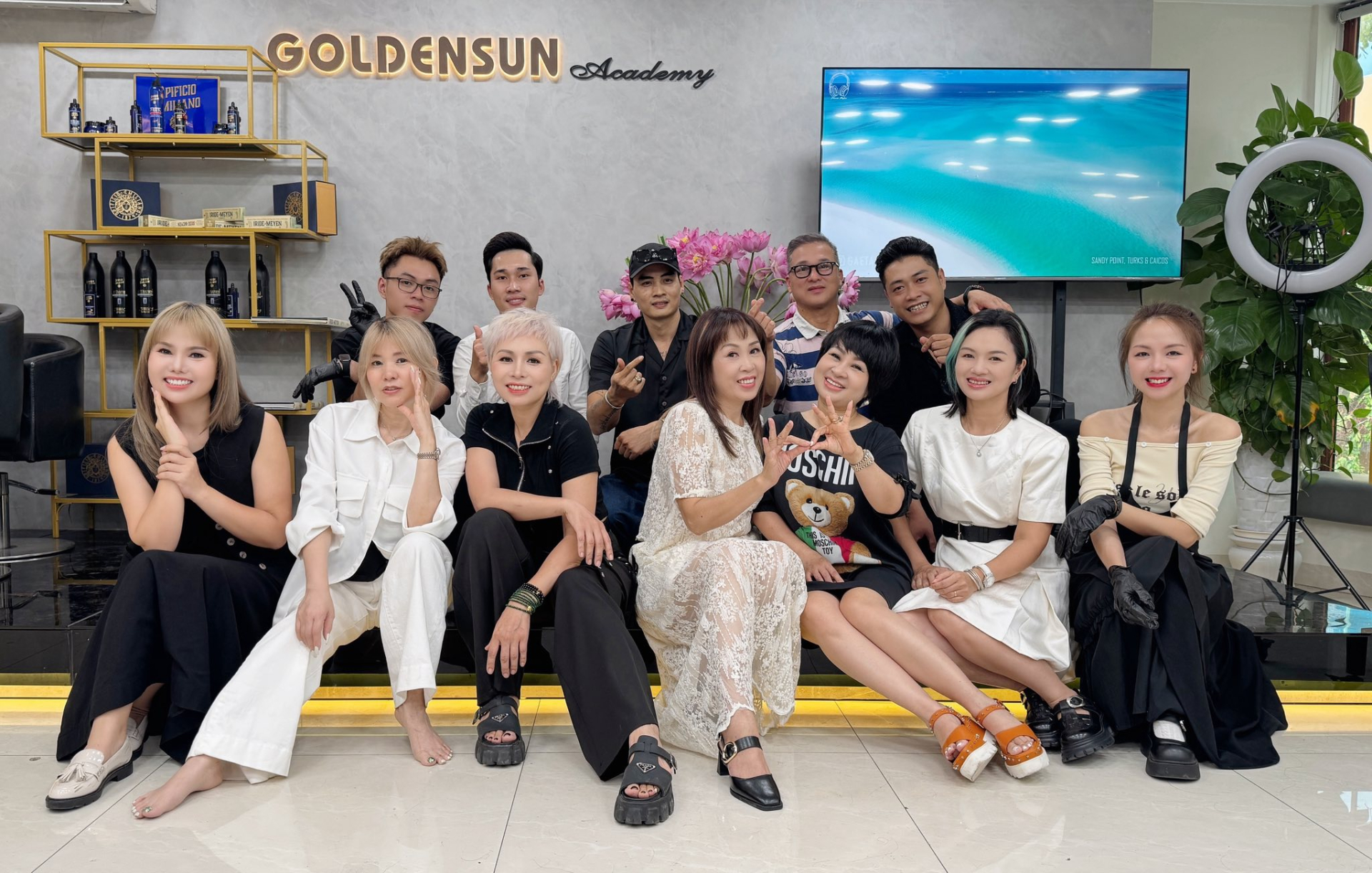 nha-tao-mau-toc-viet-lan-toa-tinh-than-xanh-cung-the-symphony-of-earth-1