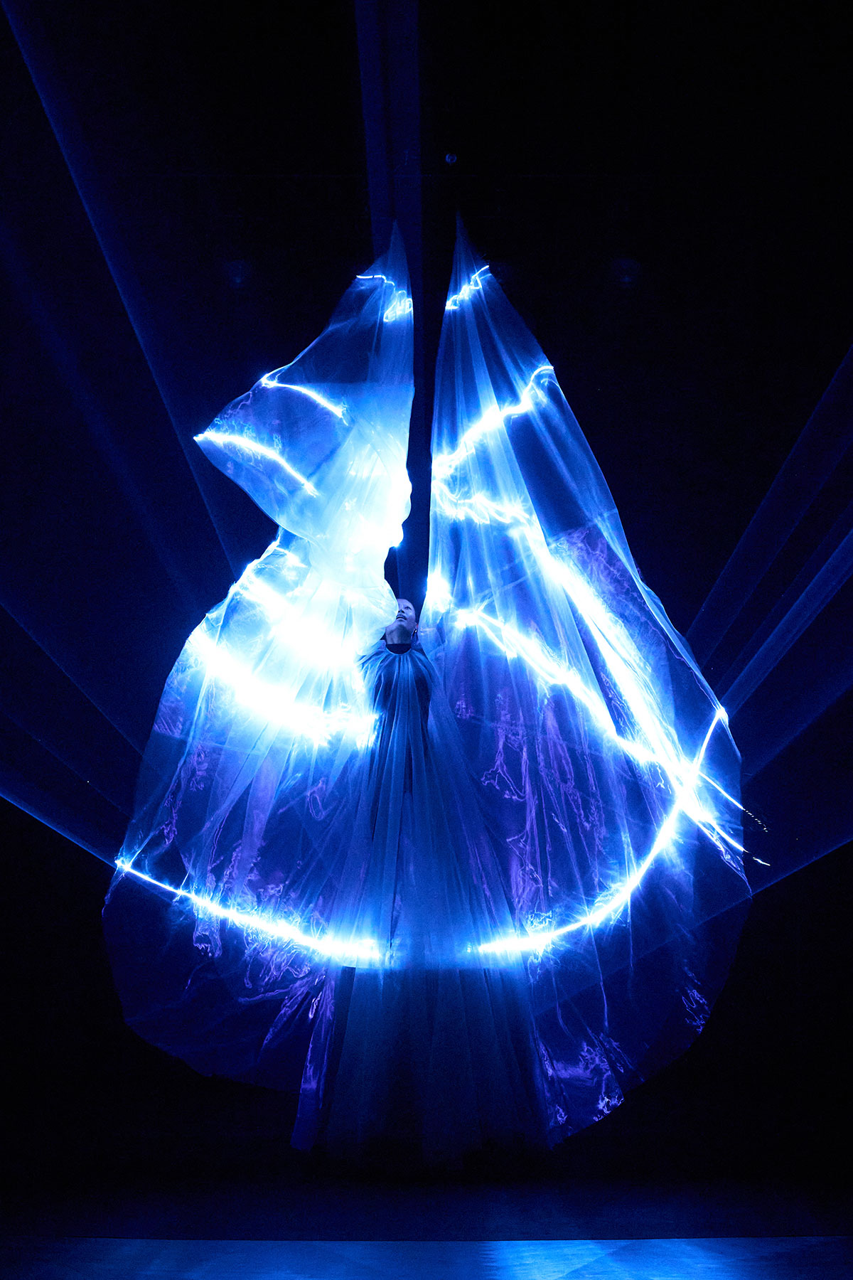 sympoiesis-khi-dai-duong-thi-tham-bang-ngon-ngu-cua-thoi-trang-2