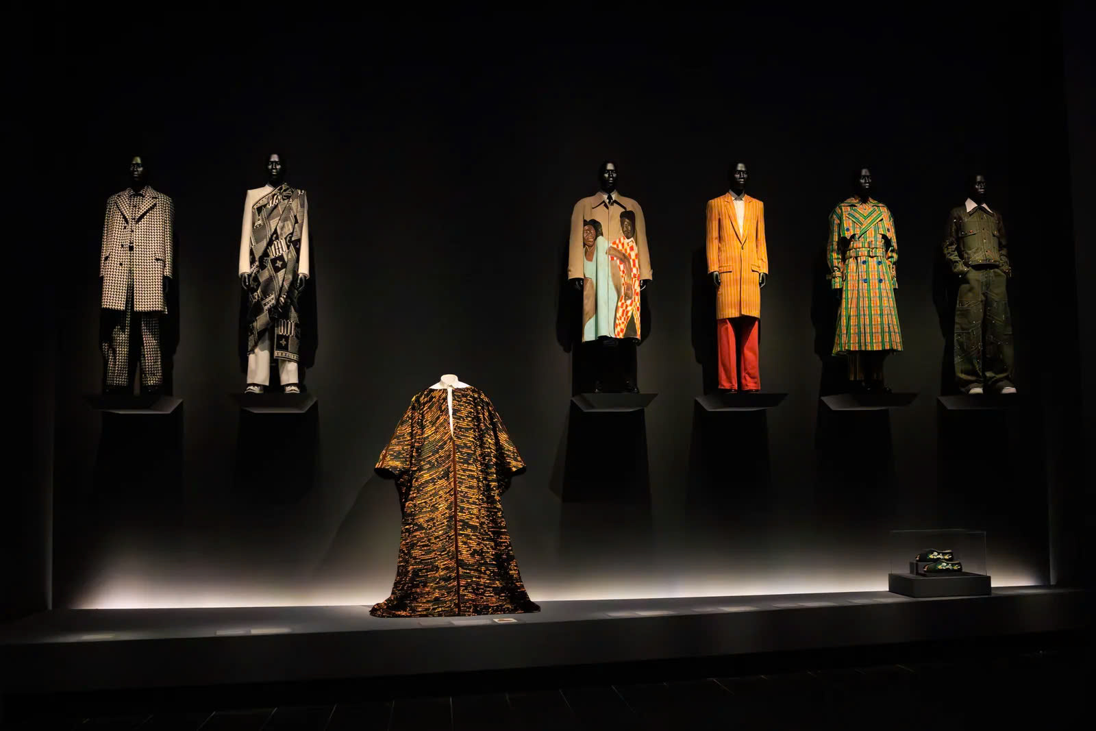 tim-hieu-ve-chu-de-superfine-tailoring-black-style-tai-met-gala-2025-2