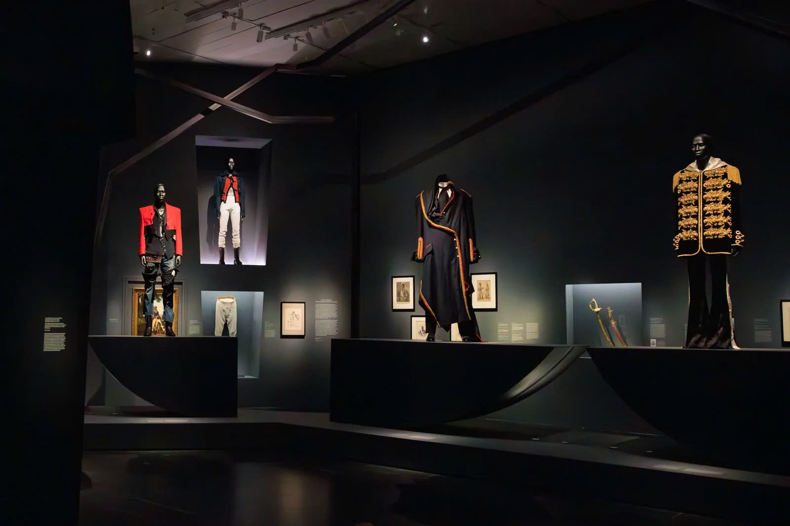 tim-hieu-ve-chu-de-superfine-tailoring-black-style-tai-met-gala-2025-4