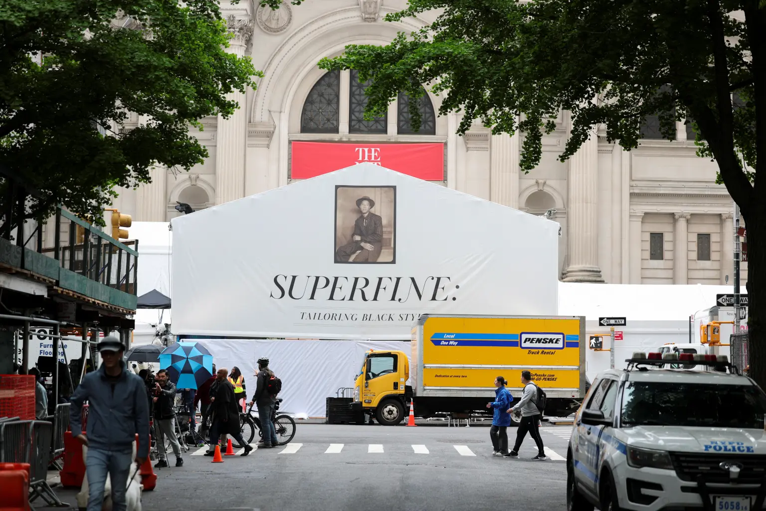 tim-hieu-ve-chu-de-superfine-tailoring-black-style-tai-met-gala-2025-6