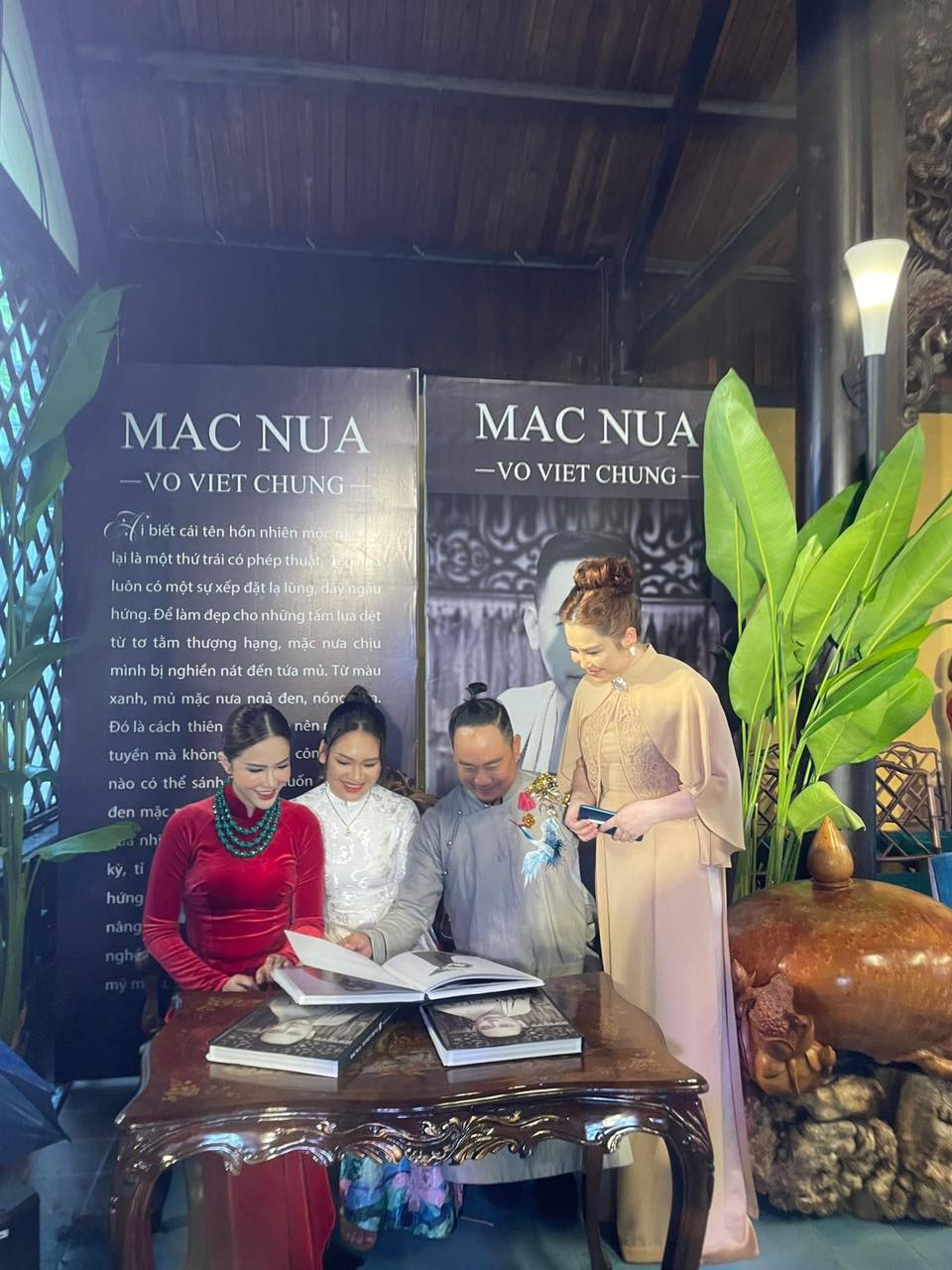 vo-viet-chung-ra-mat-50-mua-hoa-khi-ao-dai-ke-chuyen-50-nam-hoa-binh-1