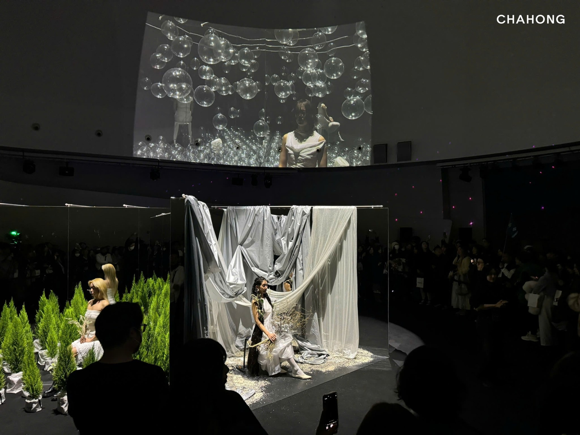 into-the-infinite-khi-nghe-thuat-vuot-qua-moi-gioi-han