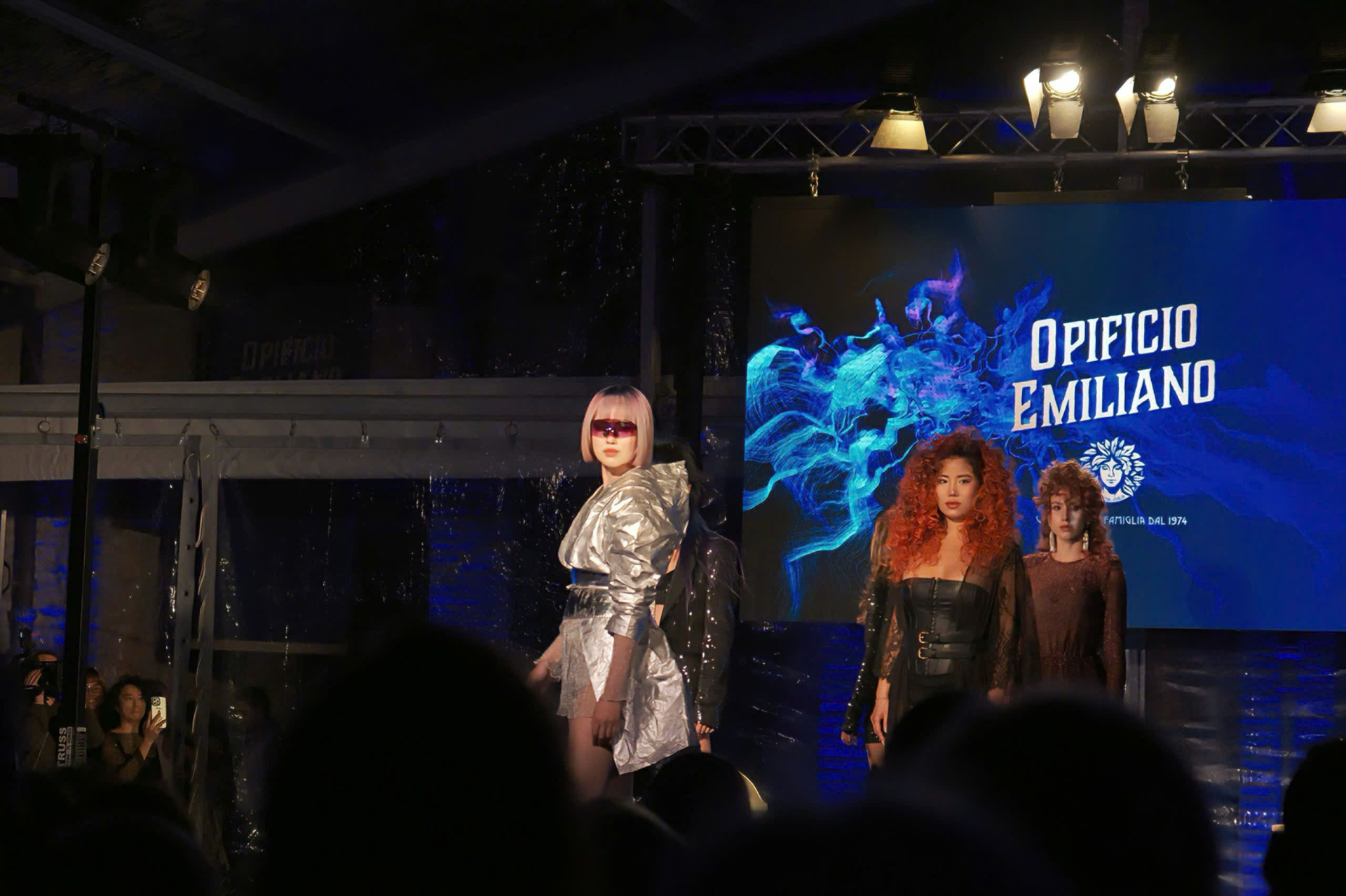 nghe-thuat-toc-viet-vuon-xa-dau-an-viet-nam-tai-hairshow-prospettive-party-2025-13-min (1)