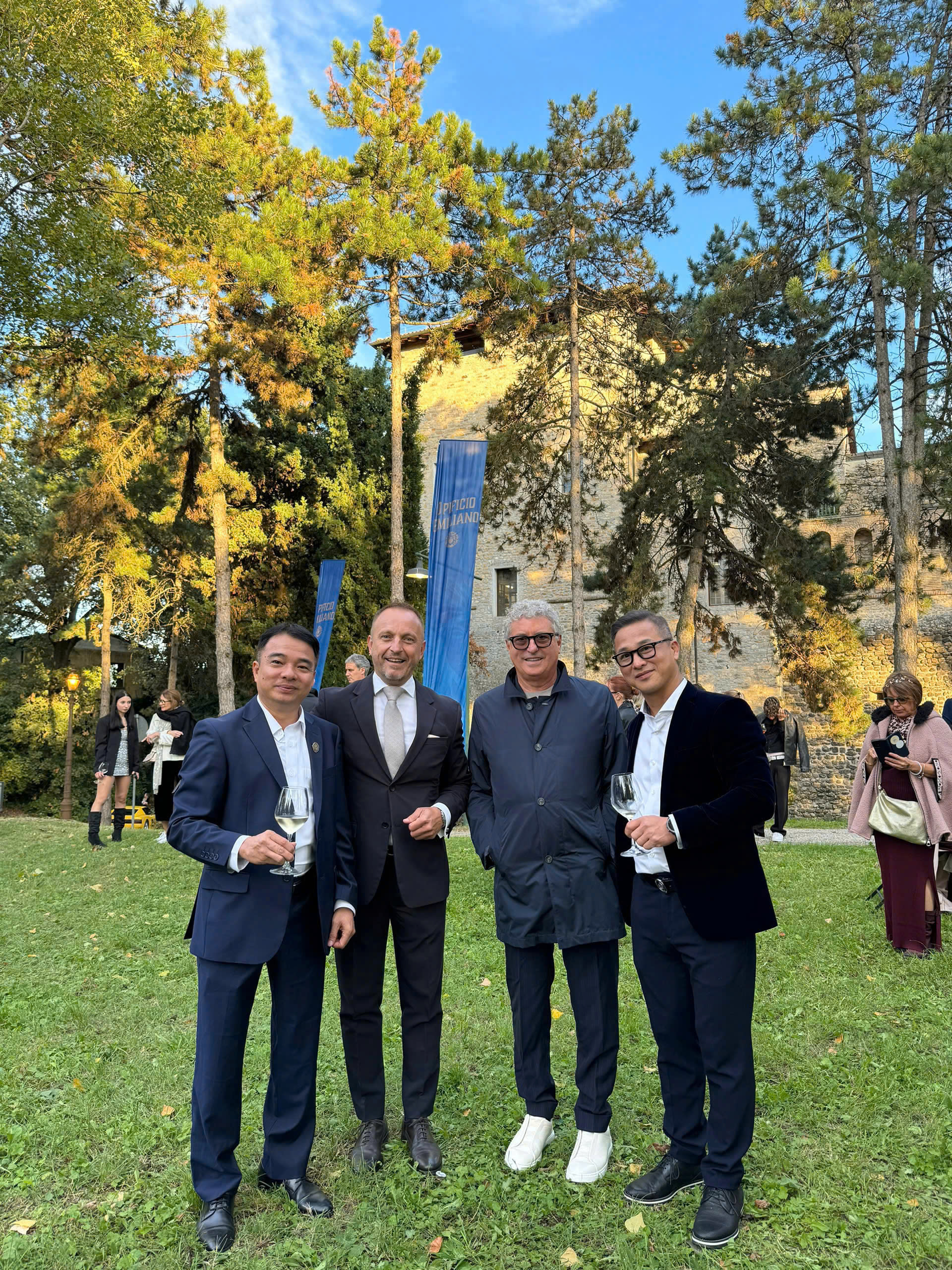 nghe-thuat-toc-viet-vuon-xa-dau-an-viet-nam-tai-hairshow-prospettive-party-2025-pr-2