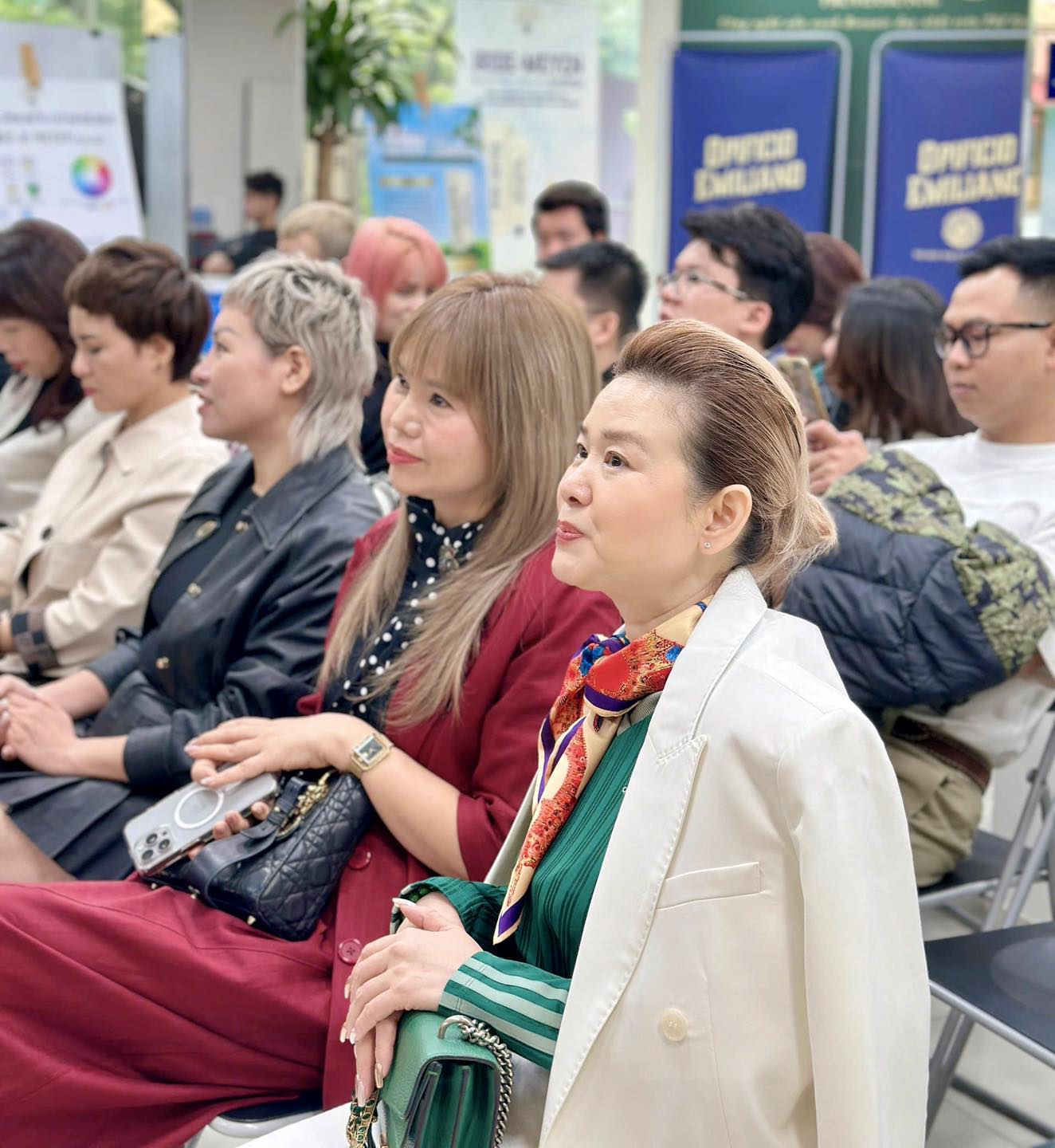 profbeauty.vntram-huong-dinh-sac-essenza-khi-mau-nhuom-cham-toi-cam-xuc-qua-dau-an-huong-nuoc-hoa-1