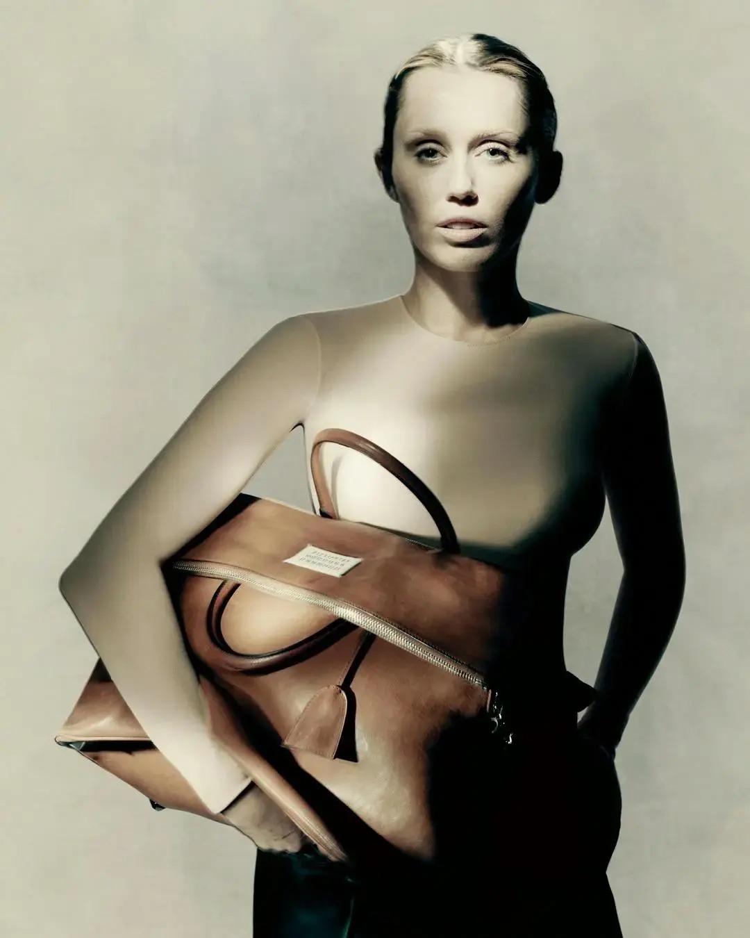 miley-cyrus-nang-tho-noi-loan-moi-cua-maison-margiela-4