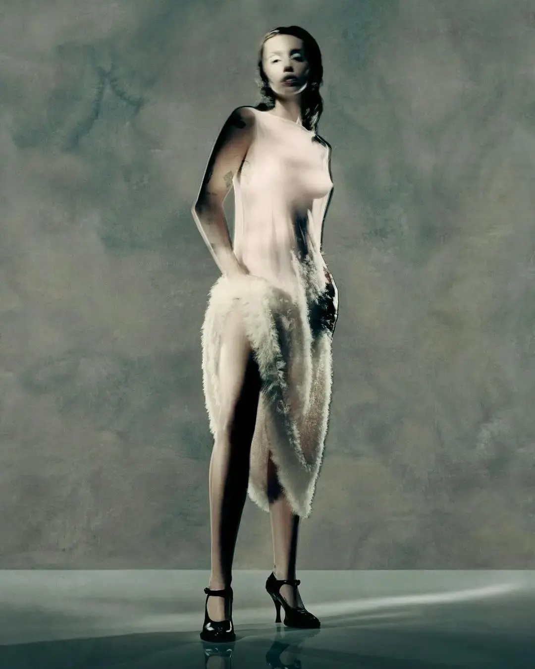 miley-cyrus-nang-tho-noi-loan-moi-cua-maison-margiela-5