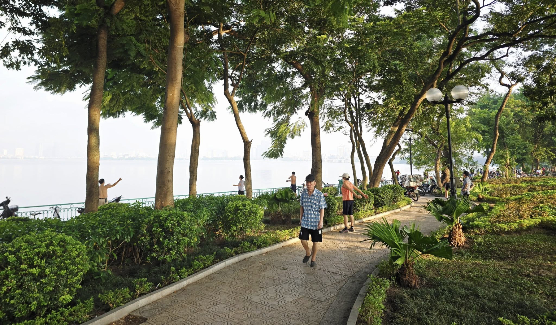 mua-thu-ha-noi-ve-dep-lang-tham-cua-pho-phuong-qua-gio-heo-may-va-la-vang-16