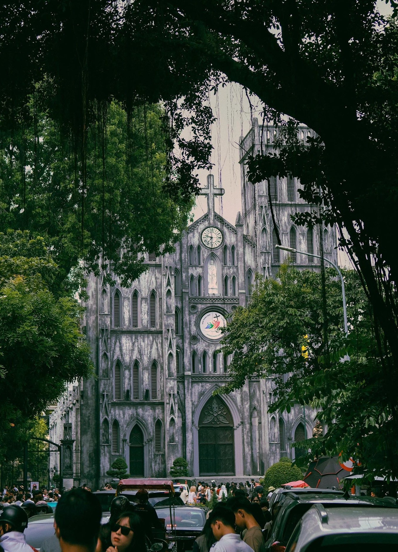 mua-thu-ha-noi-ve-dep-lang-tham-cua-pho-phuong-qua-gio-heo-may-va-la-vang-19_1346x1868