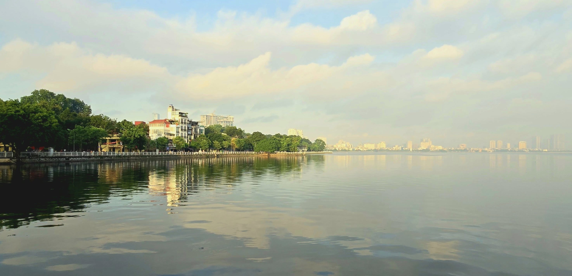 mua-thu-ha-noi-ve-dep-lang-tham-cua-pho-phuong-qua-gio-heo-may-va-la-vang-4