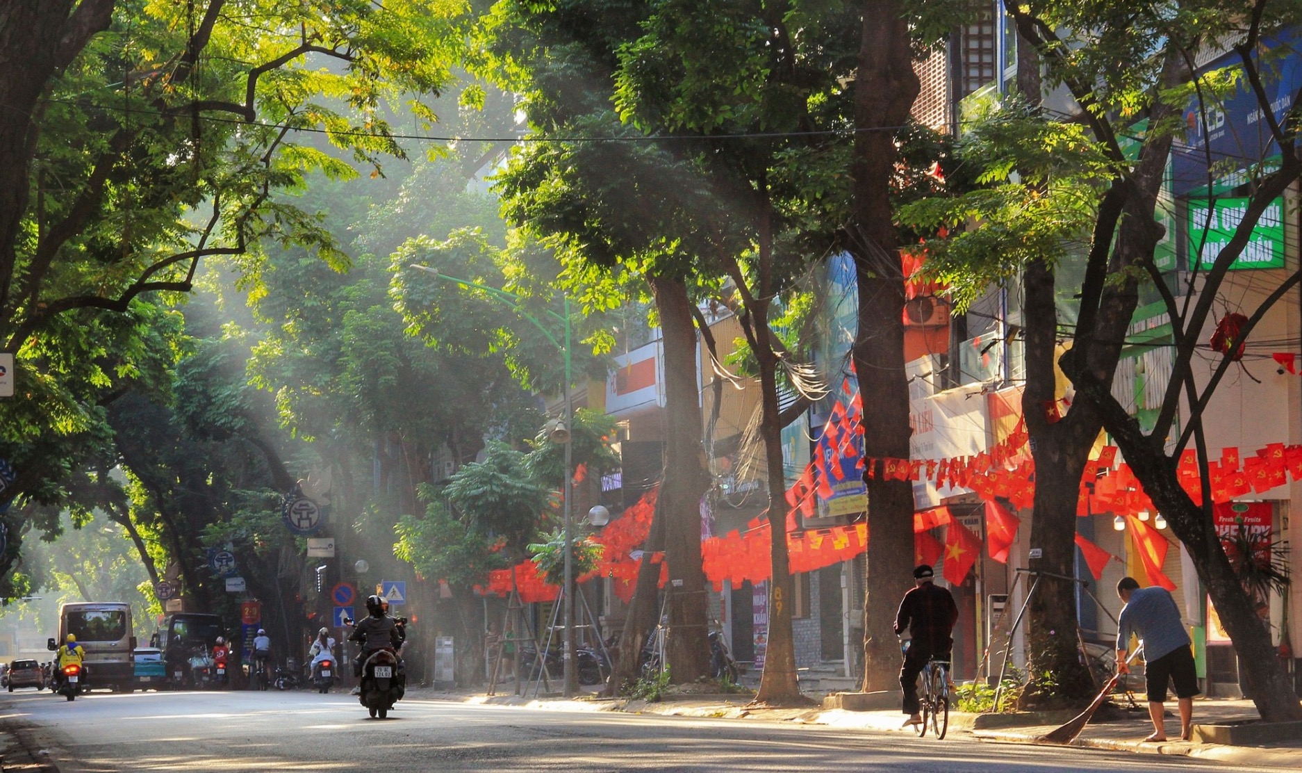 mua-thu-ha-noi-ve-dep-lang-tham-cua-pho-phuong-qua-gio-heo-may-va-la-vang-6_1874x1112