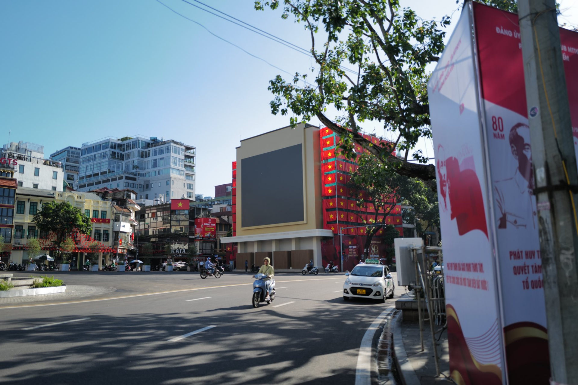 mua-thu-ha-noi-ve-dep-lang-tham-cua-pho-phuong-qua-gio-heo-may-va-la-vang-8