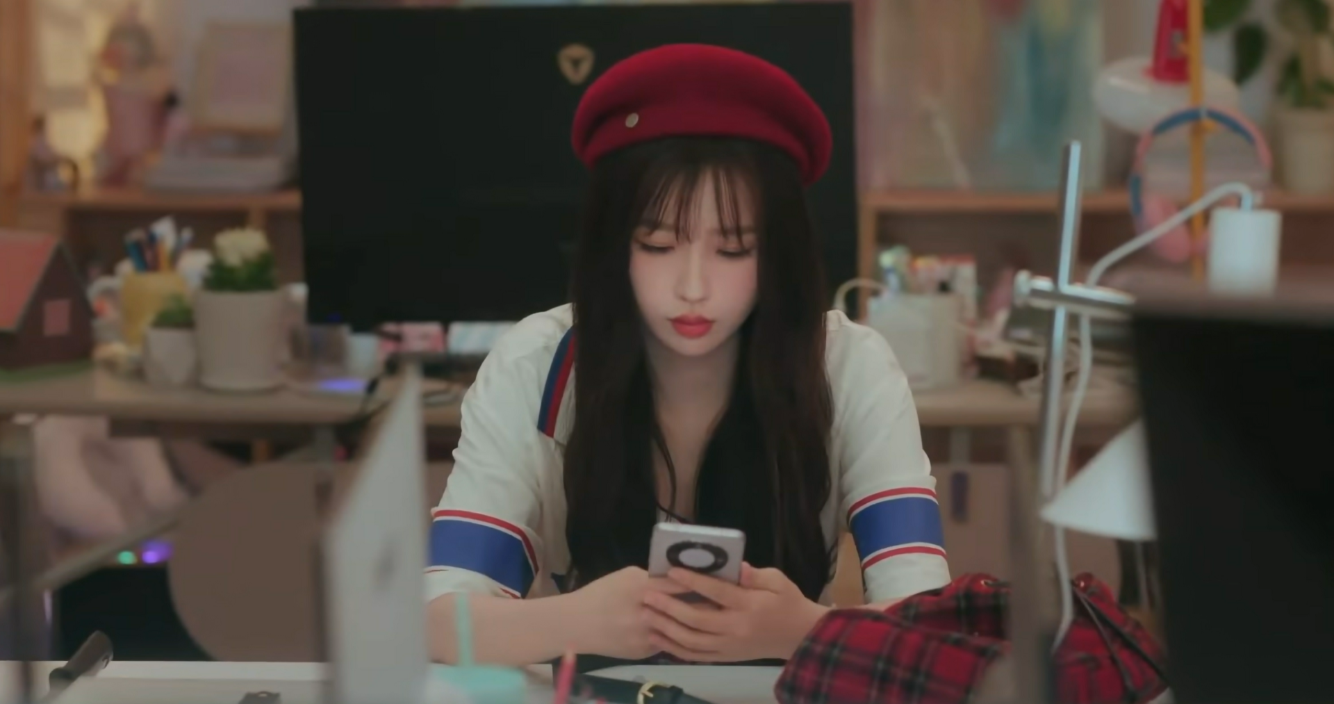 phong-cach-thoi-trang-cua-nu-hoa-si-ngu-thu-han-trong-suyt-nha-vua-dang-ngu-dong-1