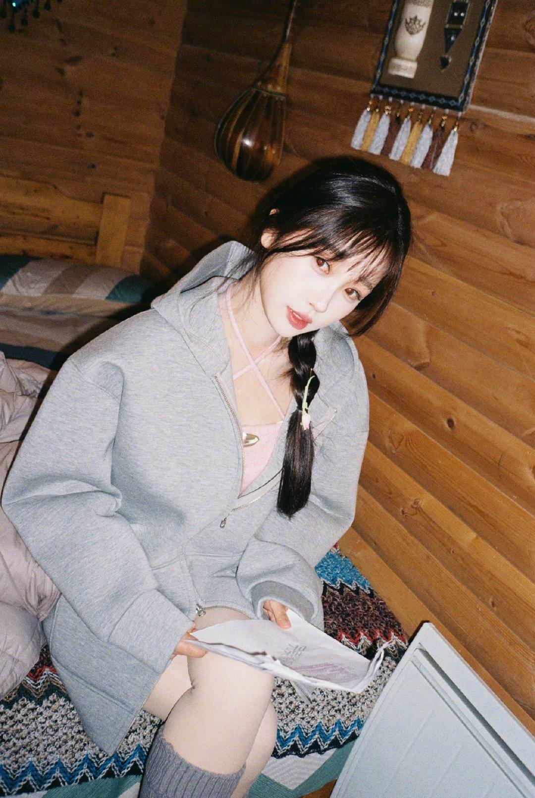 phong-cach-thoi-trang-cua-nu-hoa-si-ngu-thu-han-trong-suyt-nha-vua-dang-ngu-dong-5