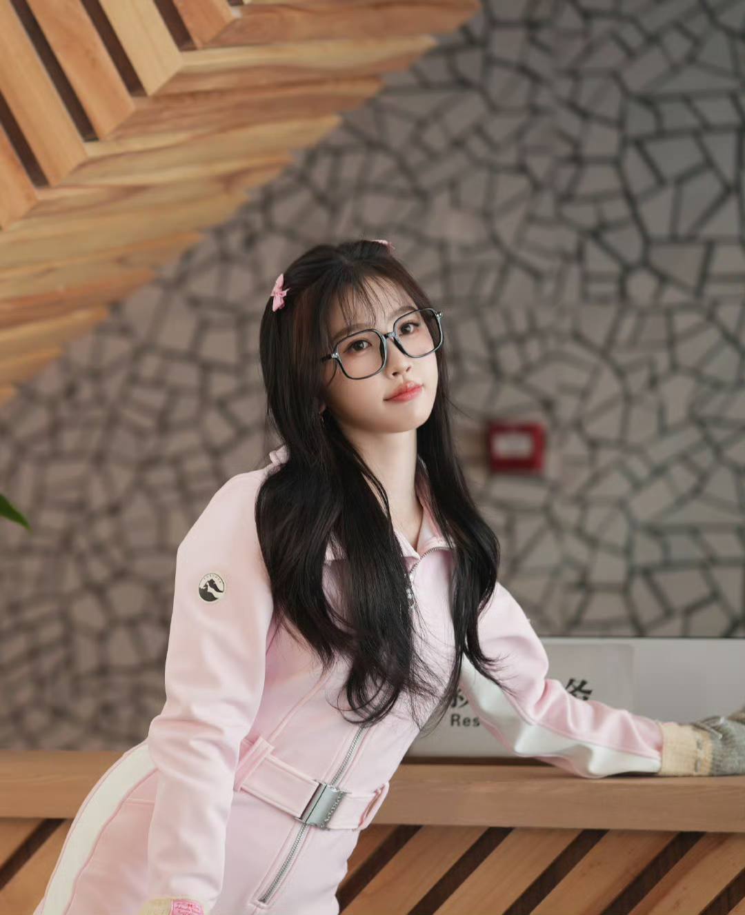 phong-cach-thoi-trang-cua-nu-hoa-si-ngu-thu-han-trong-suyt-nha-vua-dang-ngu-dong-6