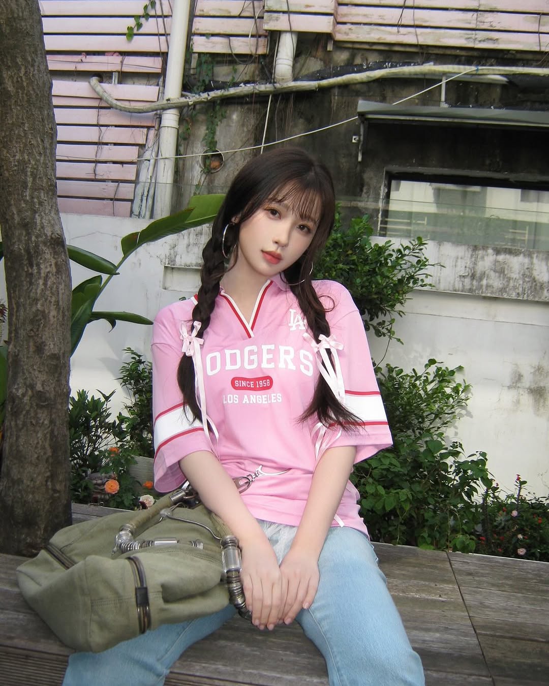 phong-cach-thoi-trang-cua-nu-hoa-si-ngu-thu-han-trong-suyt-nha-vua-dang-ngu-dong-9_1080x1328