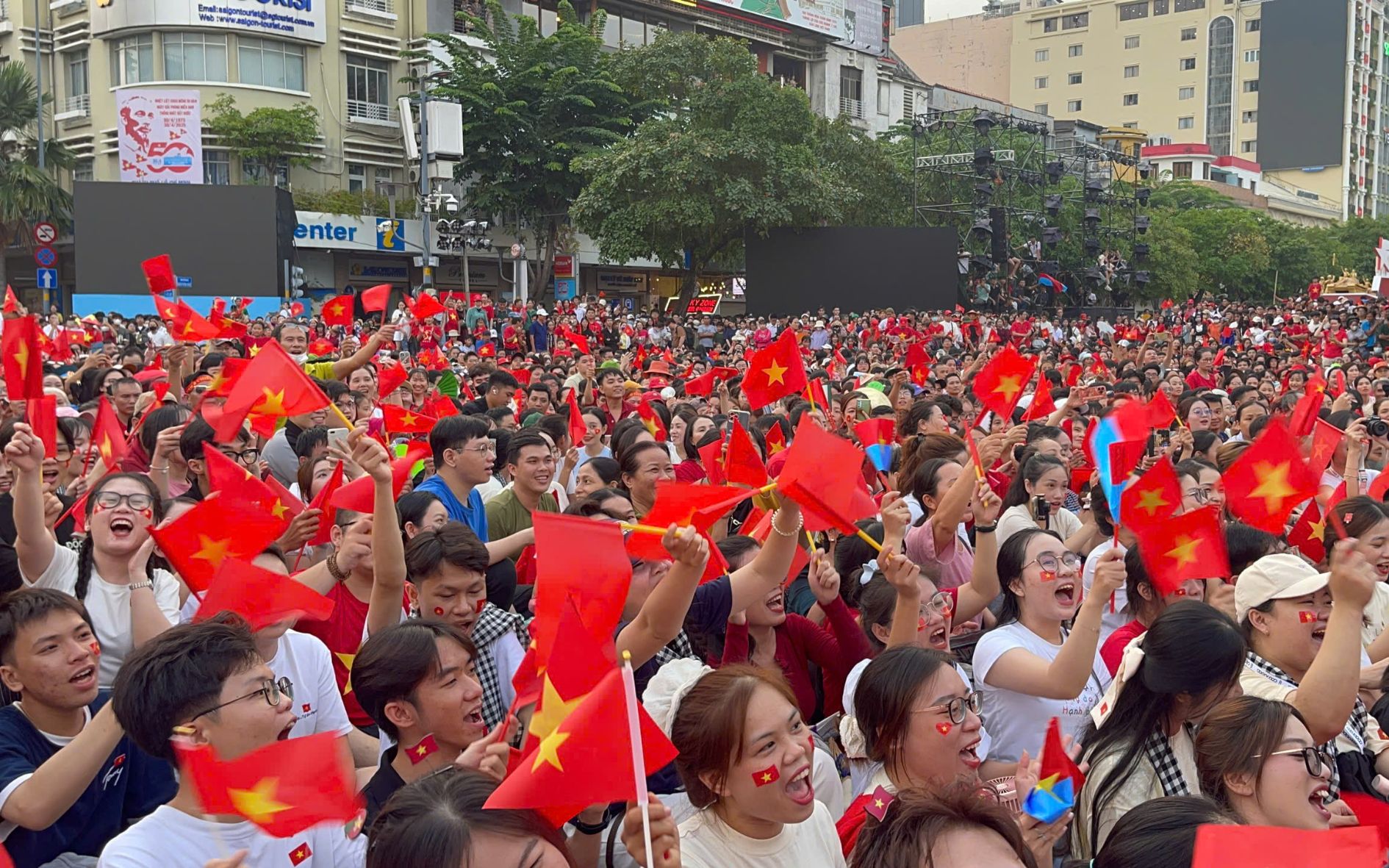 ruc-ro-co-do-sao-vang-tren-khap-tp-hcm-trong-ngay-hoi-non-song-1