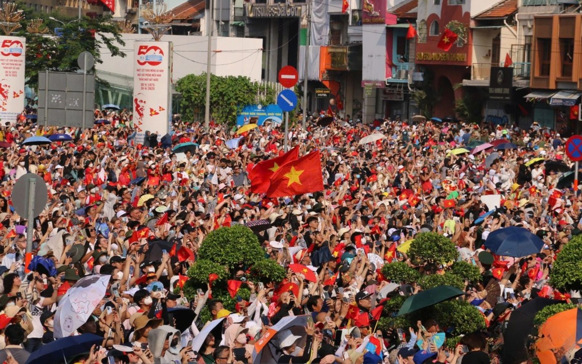 ruc-ro-co-do-sao-vang-tren-khap-tp-hcm-trong-ngay-hoi-non-song-3