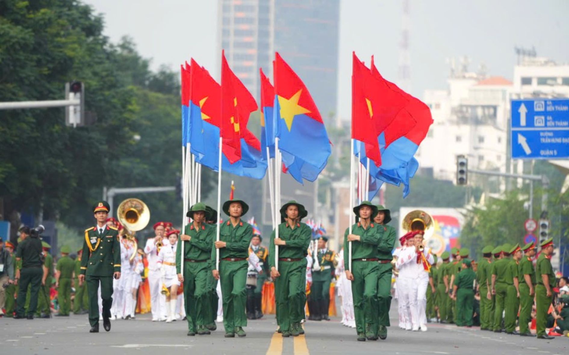 ruc-ro-co-do-sao-vang-tren-khap-tp-hcm-trong-ngay-hoi-non-song-4