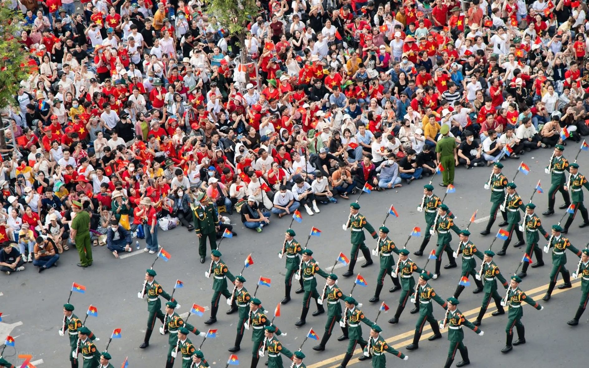 ruc-ro-co-do-sao-vang-tren-khap-tp-hcm-trong-ngay-hoi-non-song-5