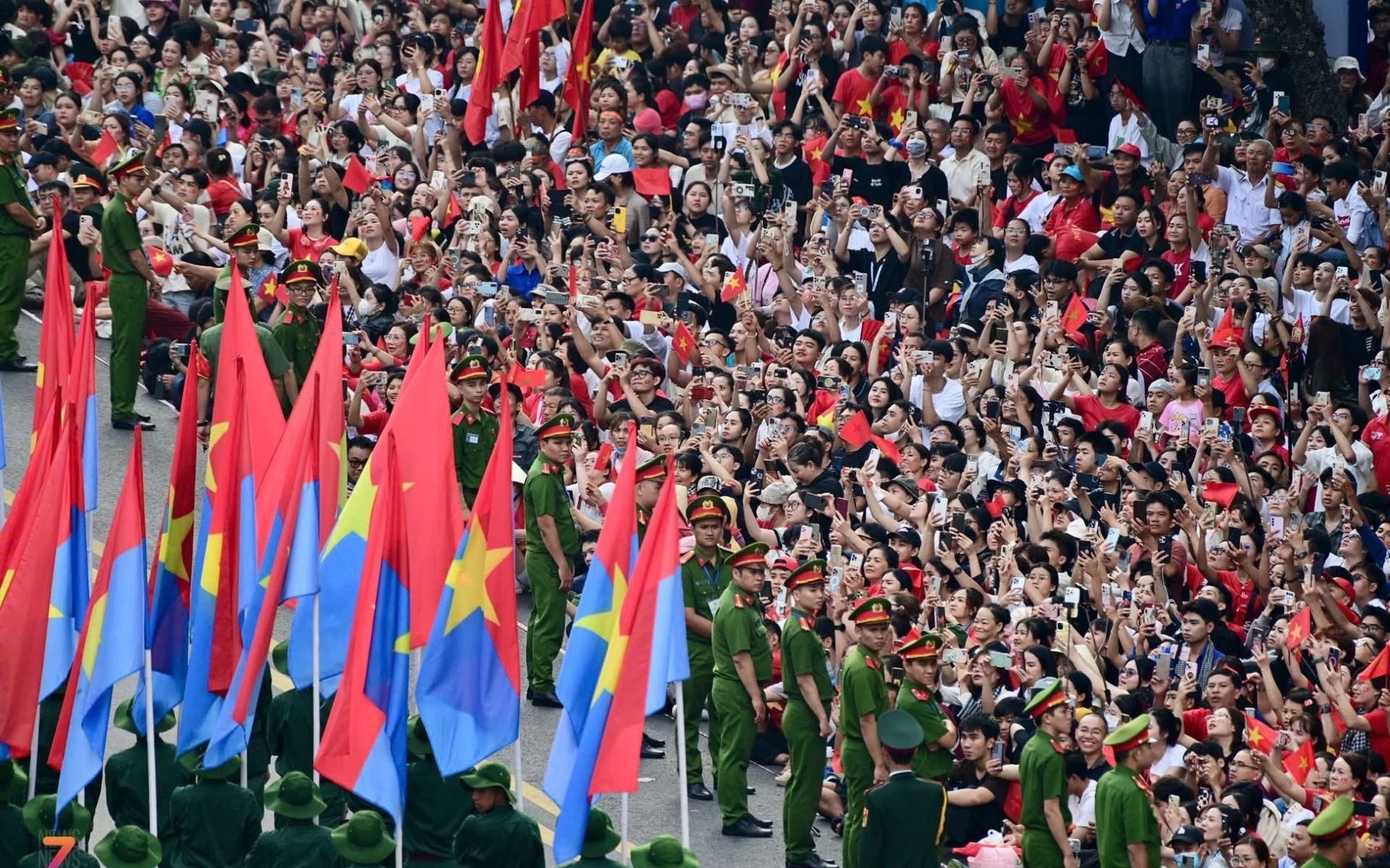 ruc-ro-co-do-sao-vang-tren-khap-tp-hcm-trong-ngay-hoi-non-song-6