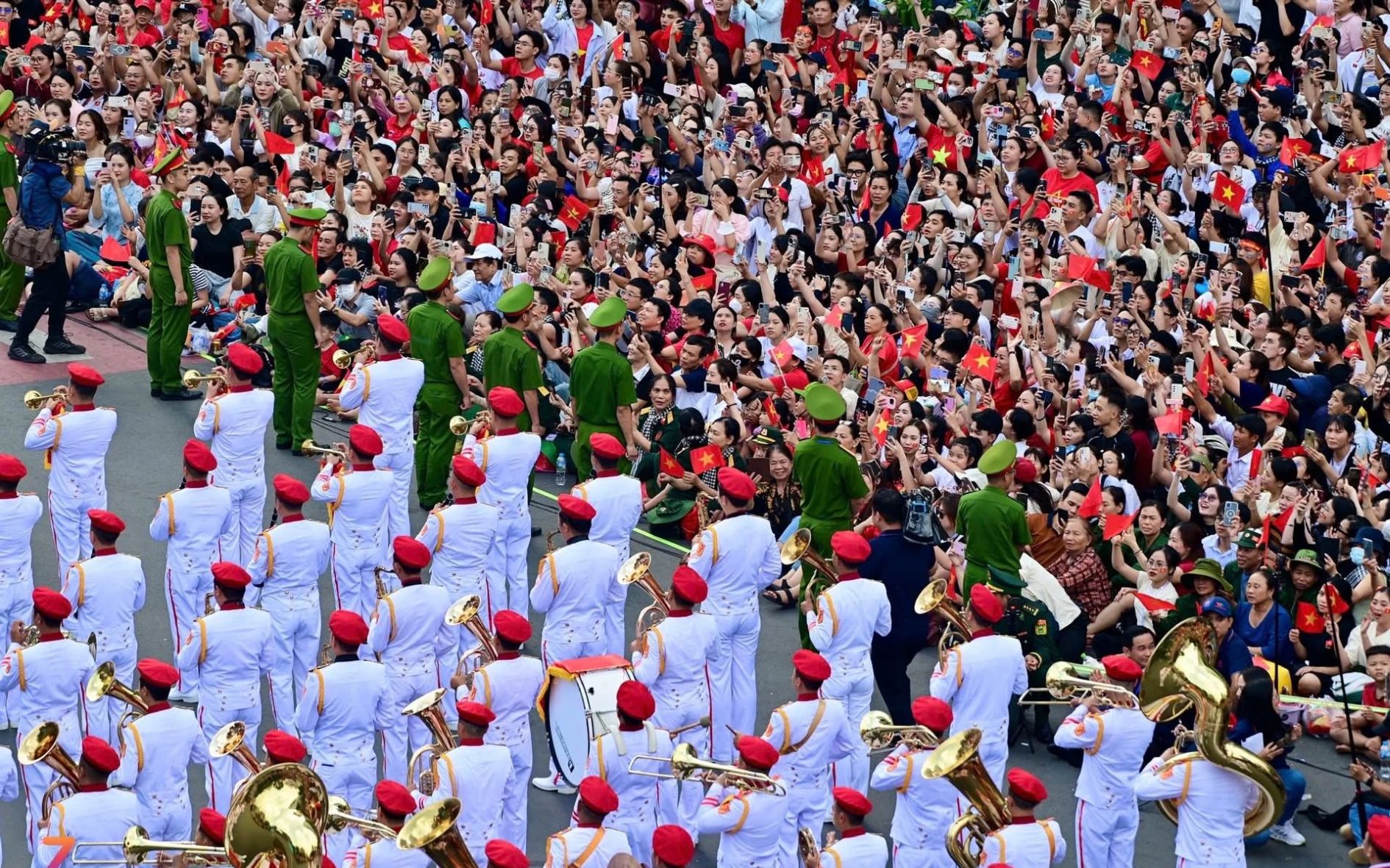 ruc-ro-co-do-sao-vang-tren-khap-tp-hcm-trong-ngay-hoi-non-song-7