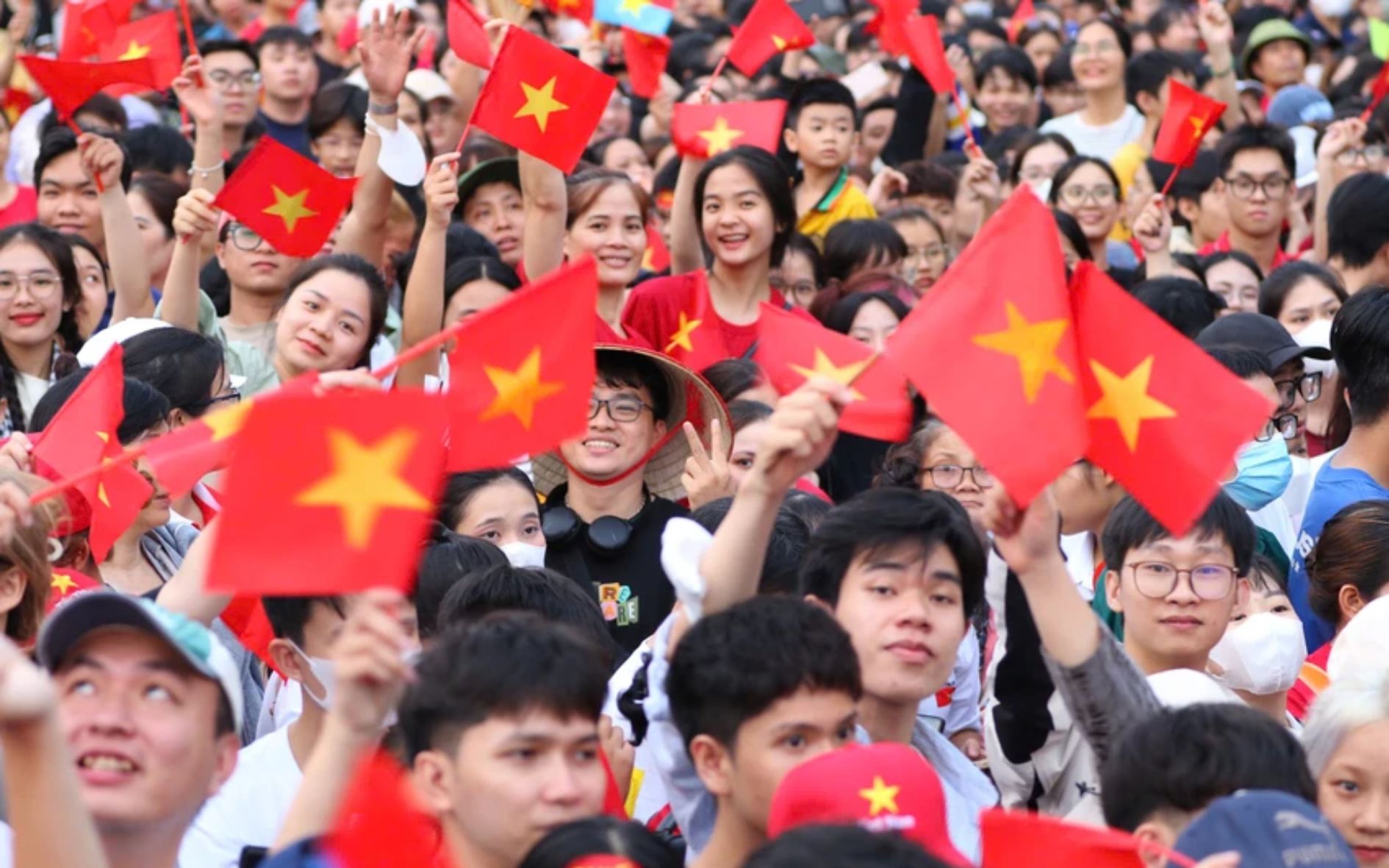 ruc-ro-co-do-sao-vang-tren-khap-tp-hcm-trong-ngay-hoi-non-song-8