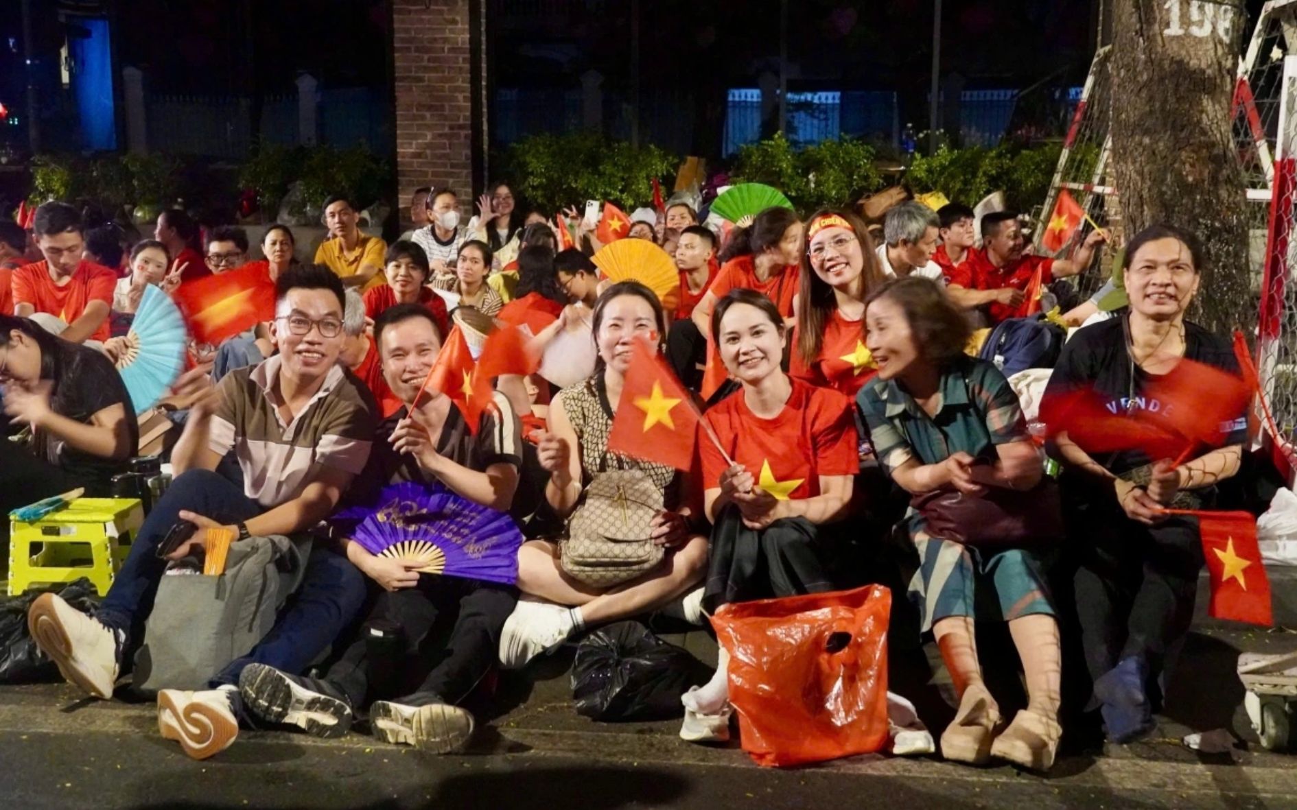 ruc-ro-co-do-sao-vang-tren-khap-tp-hcm-trong-ngay-hoi-non-song-9