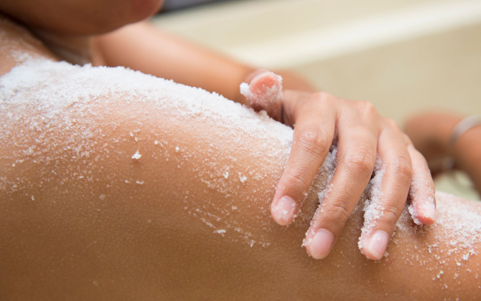 su-dung-muoi-bien-de-lam-dep-ban-da-thu-chua-1