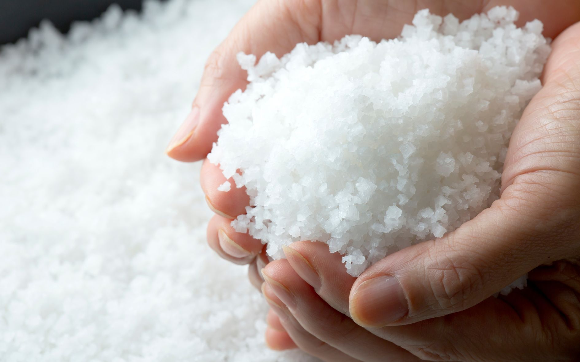 su-dung-muoi-bien-de-lam-dep-ban-da-thu-chua-6