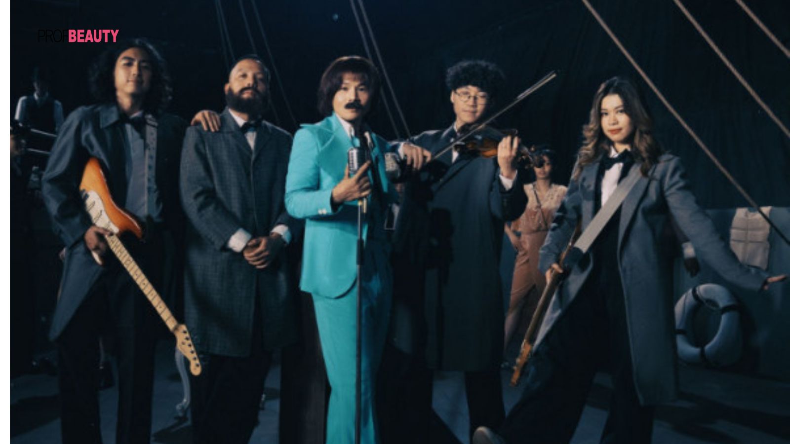 Bạn có đoán được thêm nhân vật nào khác trong MV này không?