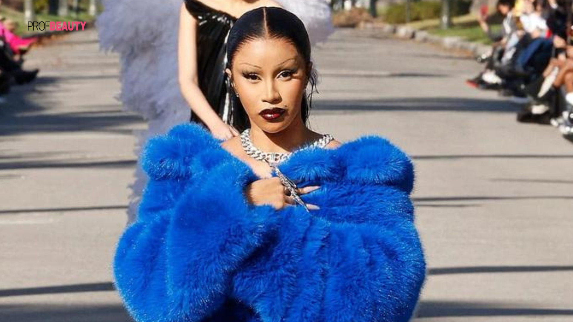 Khi các sao lấn sân catwalk: Ai là người nhận được lời khen?