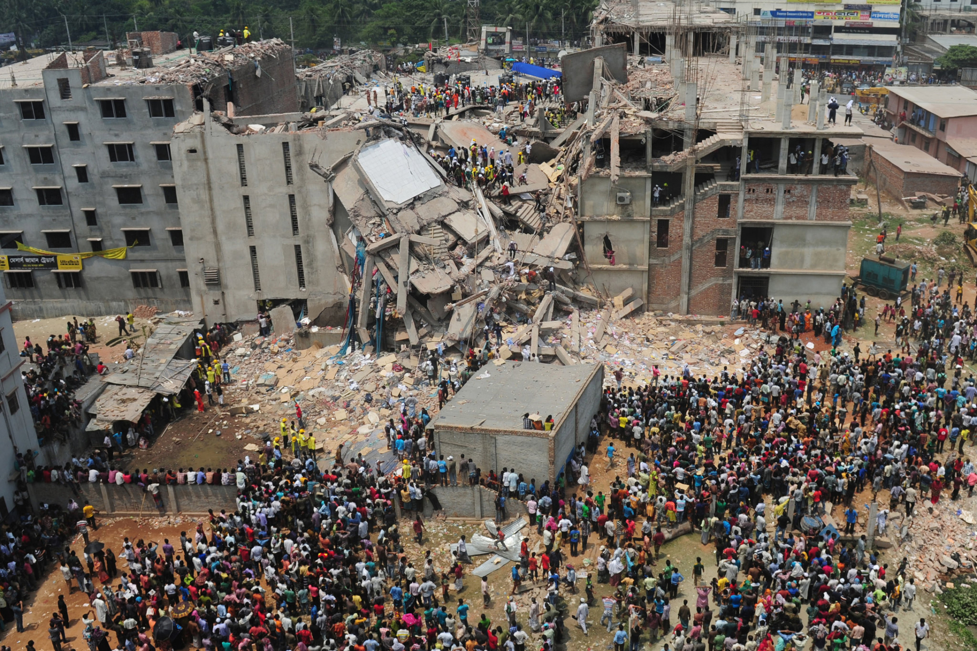 Thảm hoạ Rana Plaza khiến cả thế giới sững sờ trước mặt trái của thời trang không bền vững. 