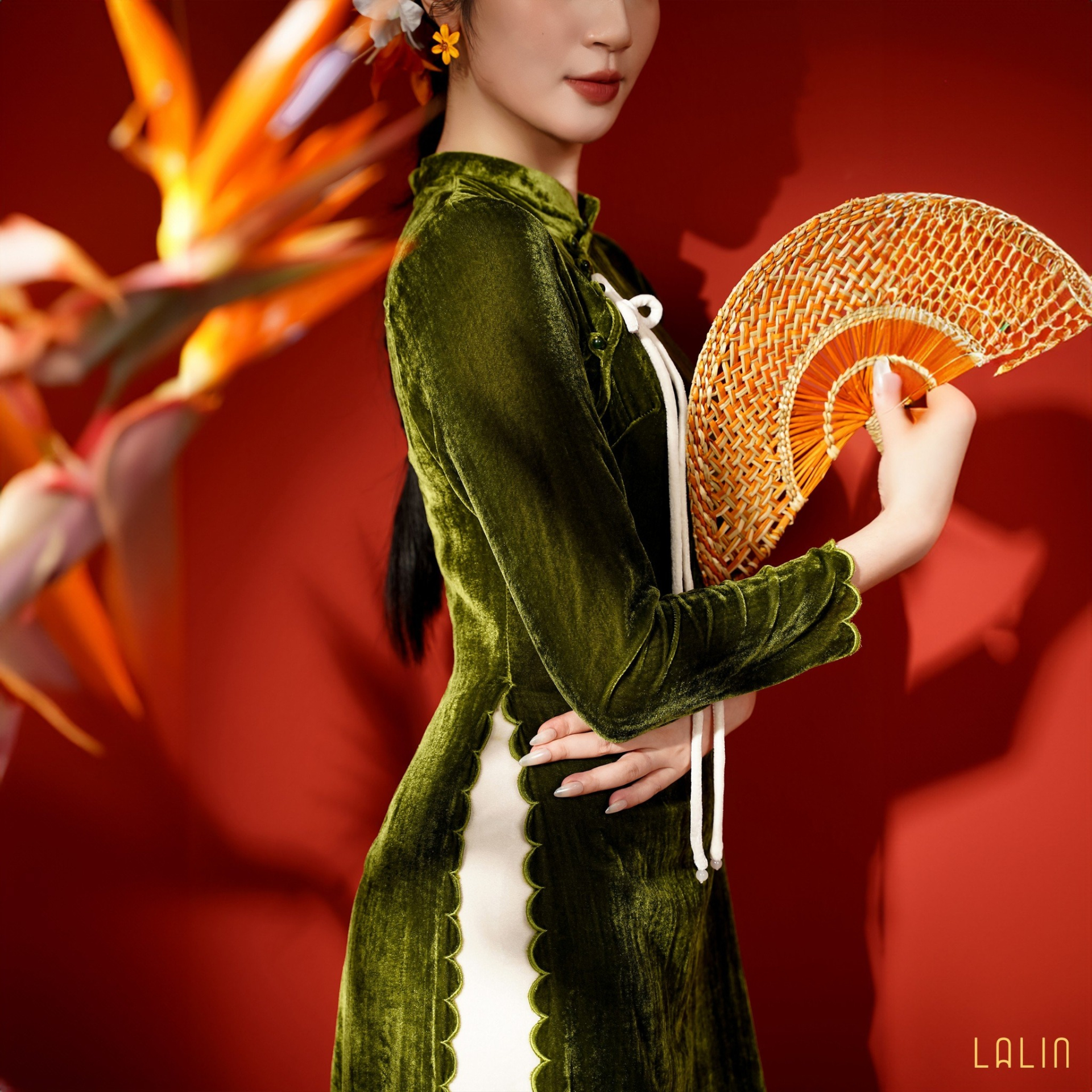 Áo dài nhung the Diễm Châu. 