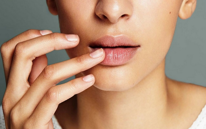 Chăm sóc môi sai cách gây ra tình trạng môi xỉn màu, thâm viền môi. 