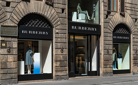 Các chuyên gia vẫn chưa tìm ra được nguyên nhân khiến doanh thu Burberry sụt giảm. 