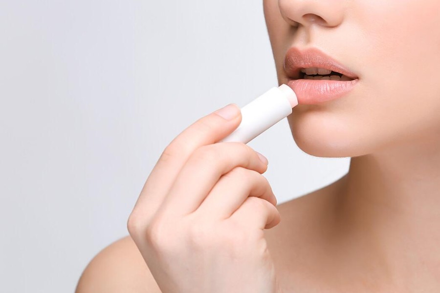 Son dưỡng là “người bạn” không thể thiếu của phái đẹp sau khi phun xăm thẩm mỹ. 