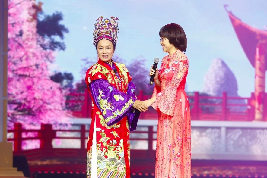 Các vấn đề nổi cộm của năm 2023 được tái hiện sinh động qua nét hài duyên dáng của các diễn viên. 