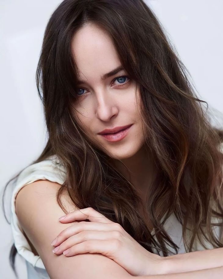 Dakota-Johnson-cung-toc-mai-rem