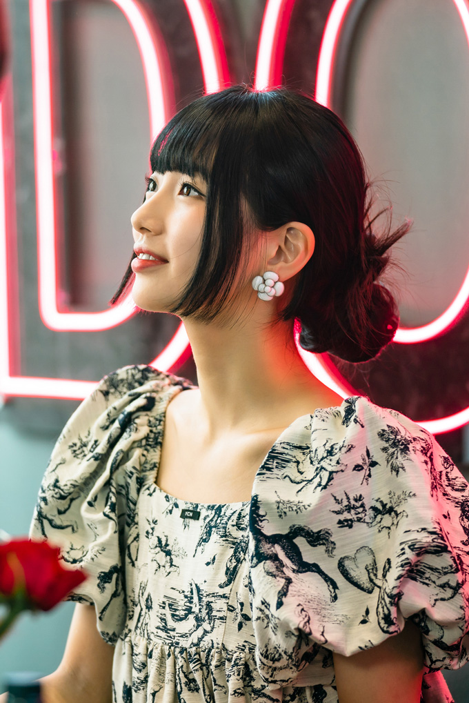 Trong những cảnh đặc tả gương mặt, dễ thấy được làn da căng mịn, chuẩn “glass skin” của Suzy