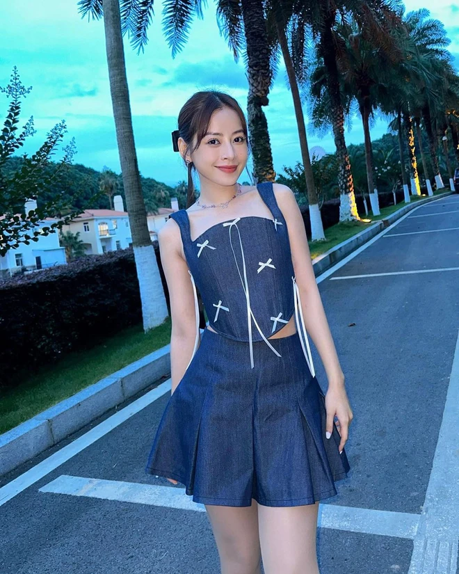 Dù là trên sân khấu hay ngoài đời, cô nàng cũng xuất hiện với các outfit độc đáo, trẻ trung