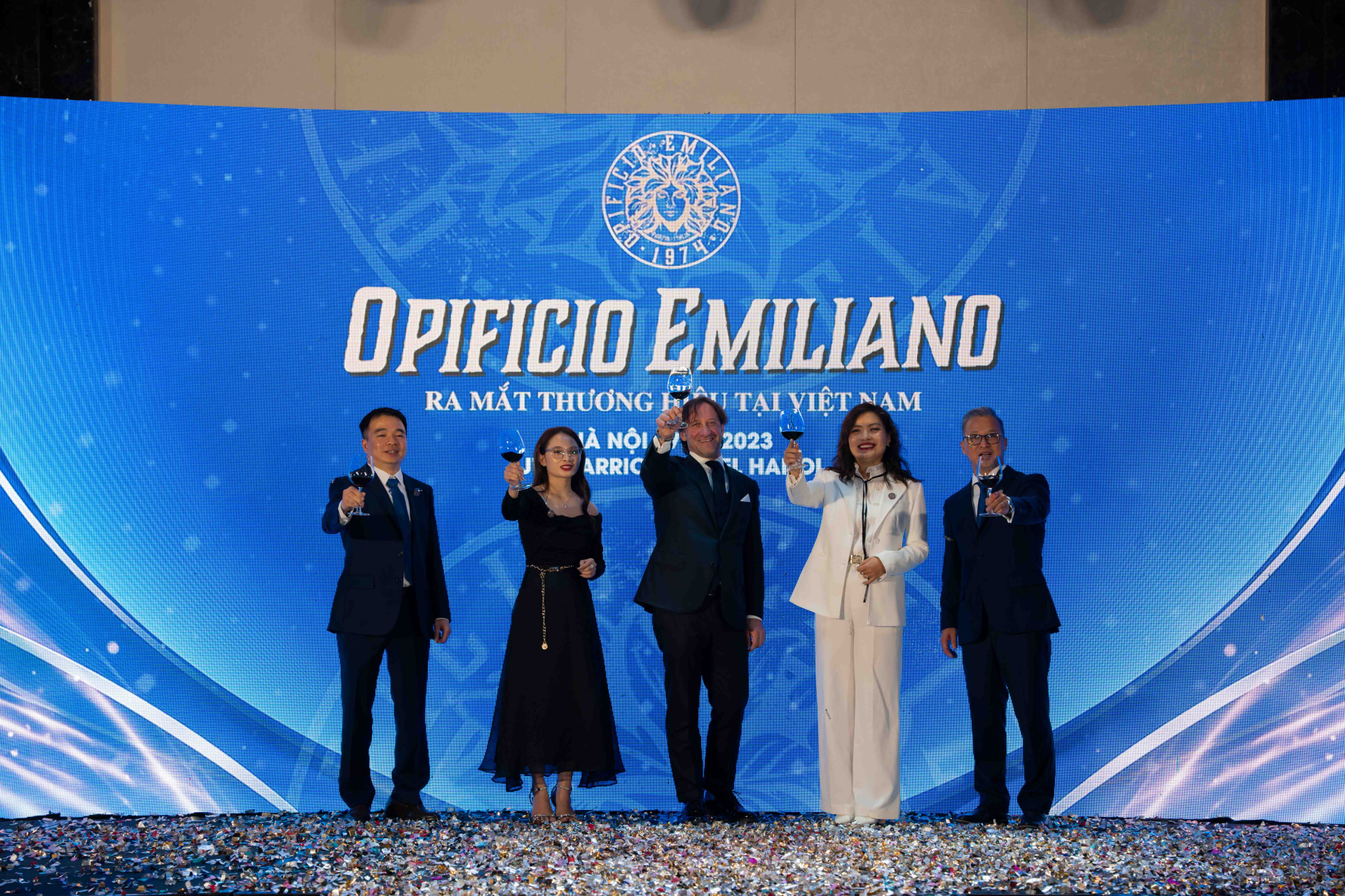 Các đại diện cùng nâng ly chúc mừng sự thành công của Opificio Emiliano tại Việt Nam