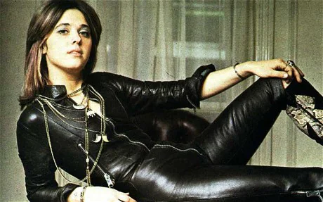  Suzi Quatro mạnh mẽ nhưng không kém phần quyến rũ trong trang phục da 