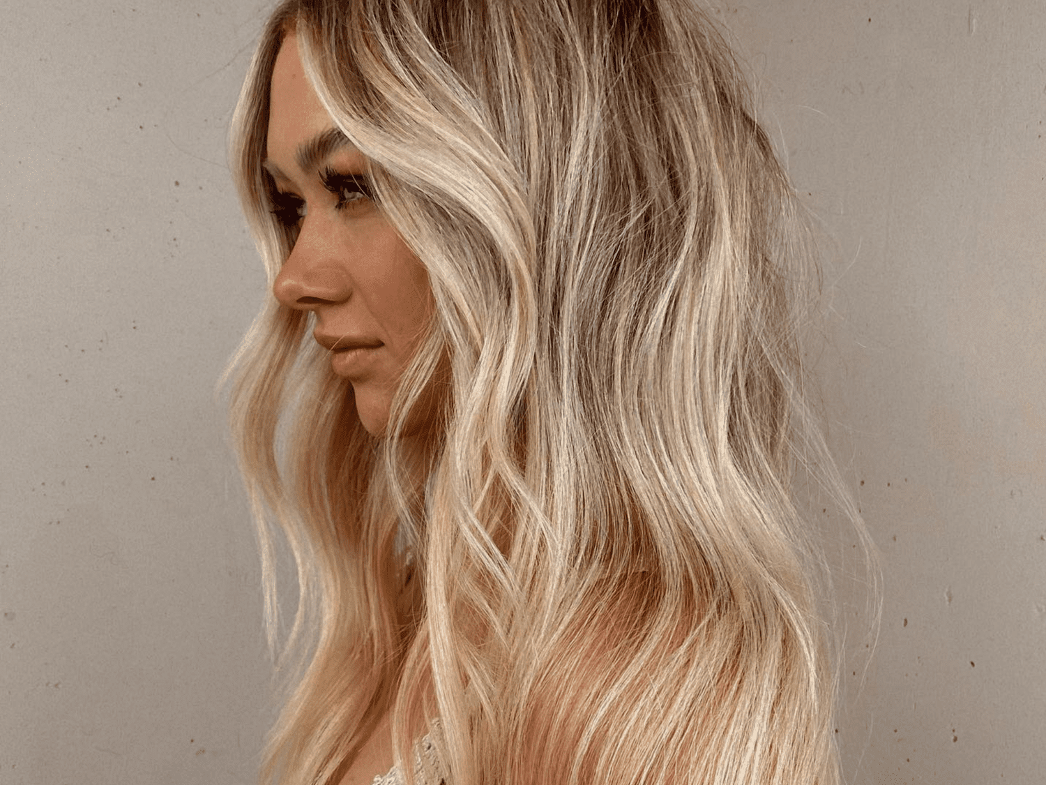 Chỉ nên nâng nền tóc sáng hơn 1-2 tone so với màu tóc gốc khi thực hiện tẩy tóc tại nhà để tránh các rủi ro.