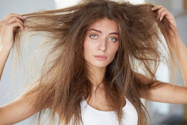 Có rất nhiều nguyên nhân dẫn đến tình trạng “thiếu sức sống” ở tóc